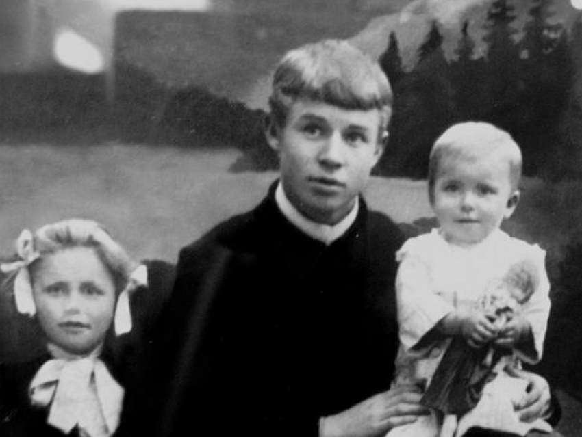 «Кого улыбкой ты дарила, и кто тебе свою дарил…» (Неизвестный Есенин)