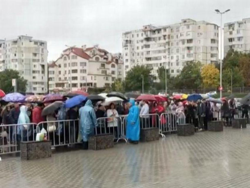 В Кишиневе сформировались большущие очереди в магазины Kaufland - люди ждали часами под дождем