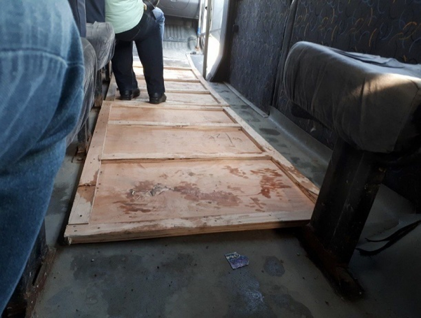 Маршрутку с деревянным «утеплением пола» обнаружили в Кишиневе