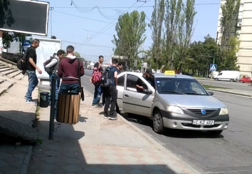 И смех, и грех: столичный таксист уместил в Dacia 7 человек