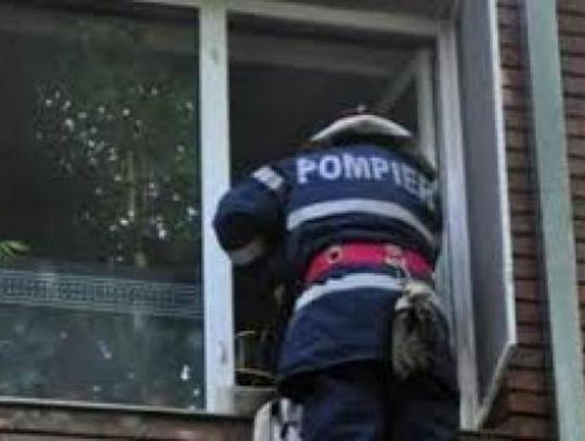 Двое малолетних детей оказались заперты в квартире на Ботанике: потребовалась помощь спасателей 