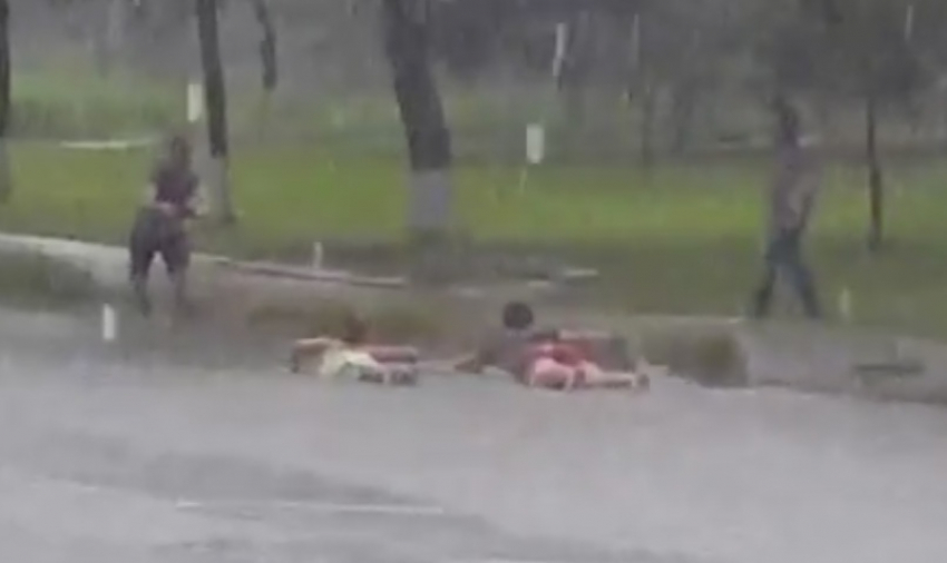 Двое молодых людей «поплавали» по улице Албишоара, затопленной дождем