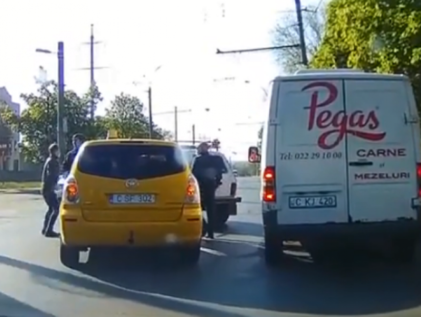 В Кишиневе на проезжей части подрались два водителя