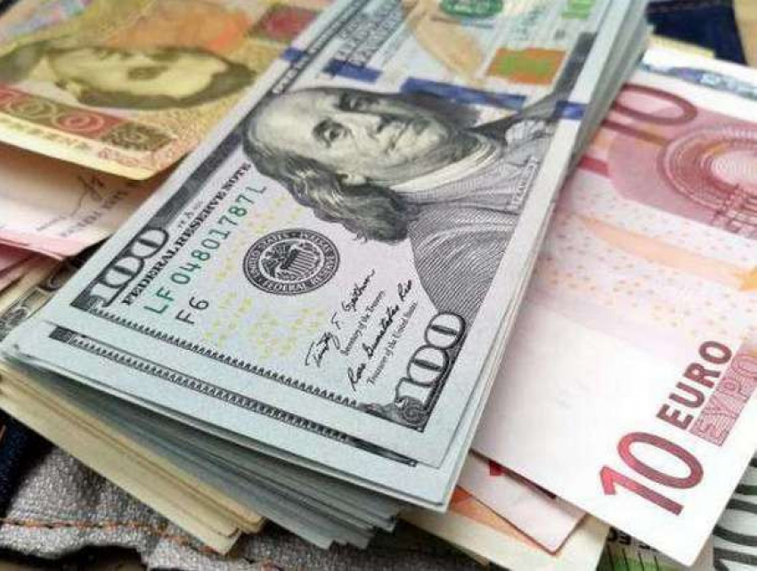 Евро и доллар резко подешевели накануне праздников