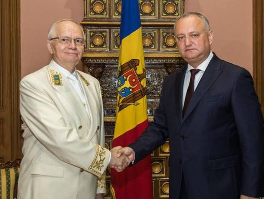 Президент Молдовы наградил российского посла Орденом почета