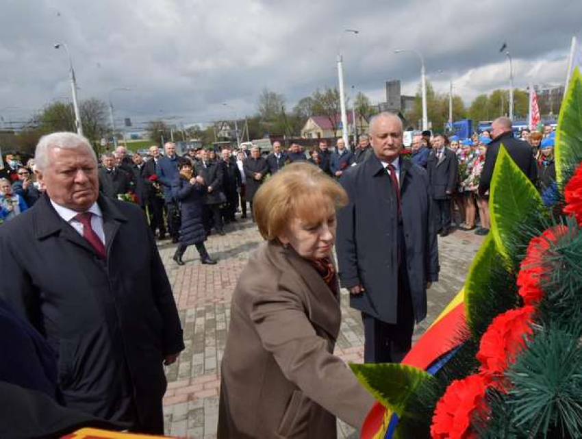 Игорь Додон и Зинаида Гречаный приняли участие в церемонии открытия памятника Иону Солтысу в Минске