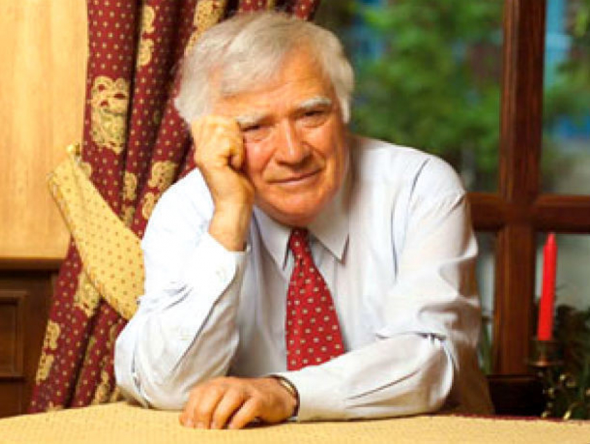 Парламент почтил минутой молчания живого писателя