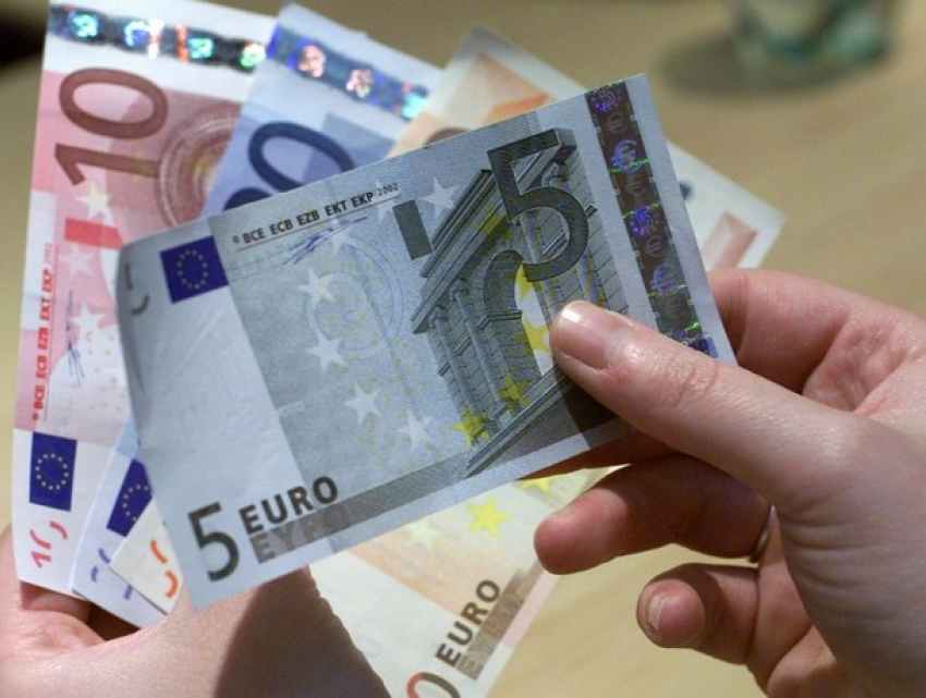 Евро продолжает дорожать, а доллар еще подешевел 