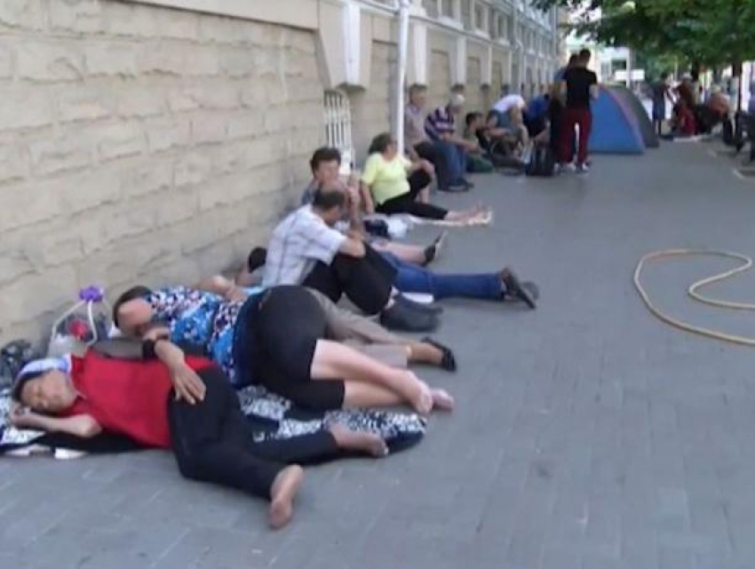 В Сети появился ролик, высмеивающий «протестующих за 500 леев» - за несколько часов он стал настоящим хитом