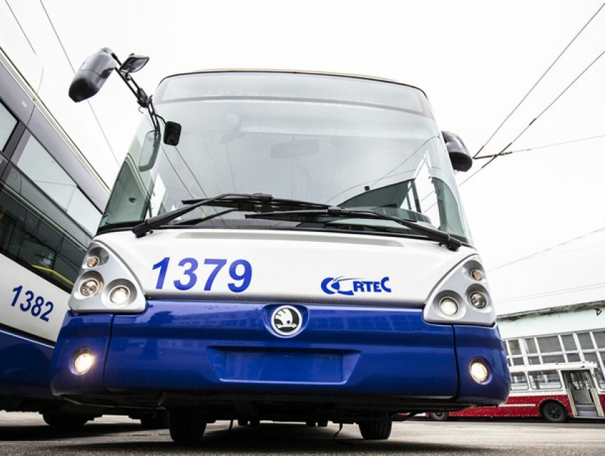 “Баня” в общественном транспорте: В Кишиневе не хватает кондиционеров в троллейбусах