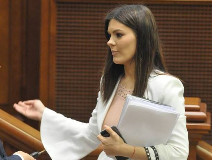 Алина Зотя похвасталась в парламенте роскошной сумкой от Валентино по «сумасшедшей» цене