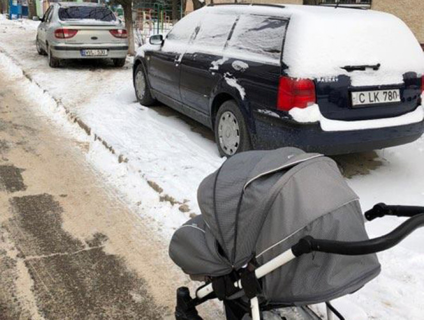 Автохамы вынудили молодую маму с коляской рисковать жизнью на дороге в Кишиневе
