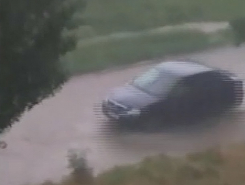 Сокрушительный ливень превратил улицы в бурные реки в Бельцах 