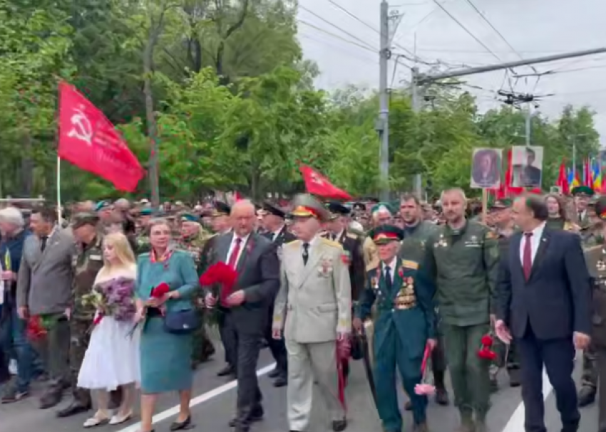 В Кишиневе проводится Марш Победы, Додон пришел с Георгиевской лентой
