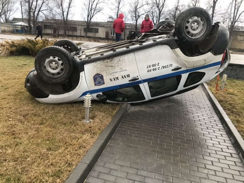 Охранники из Комрата врезались в легковушку и перевернулись