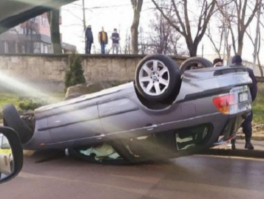 Дама перевернула на Ботанике автомобиль с двумя детьми