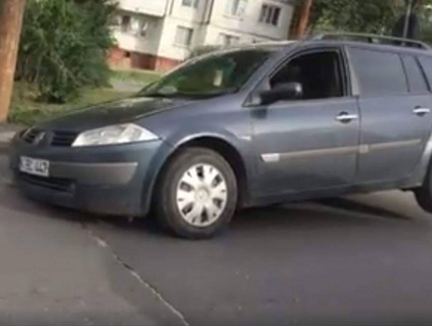 Грандиозная западня в центре Кишинева «проглотила» автомобиль