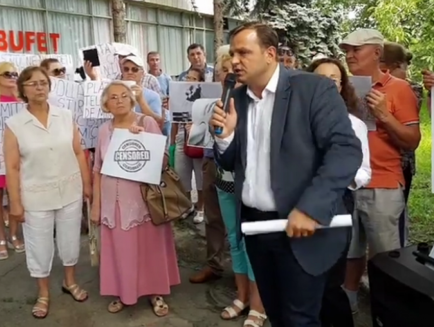 Сторонники Андрея Нэстасе на акции протеста потребовали бесплатно впускать его в телеэфир
