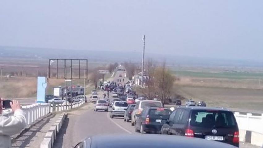 Протестующие против удорожания виньетки перекрыли трассу на таможню Кагул-Оанча