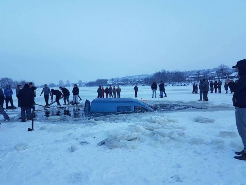 Любитель адреналина утопил микроавтобус, устроив опасный дрифт на хрупком льду в Сынжерее