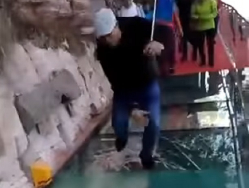 Жуткие кадры трескающегося под ногами туристов стеклянного моста попали на видео 