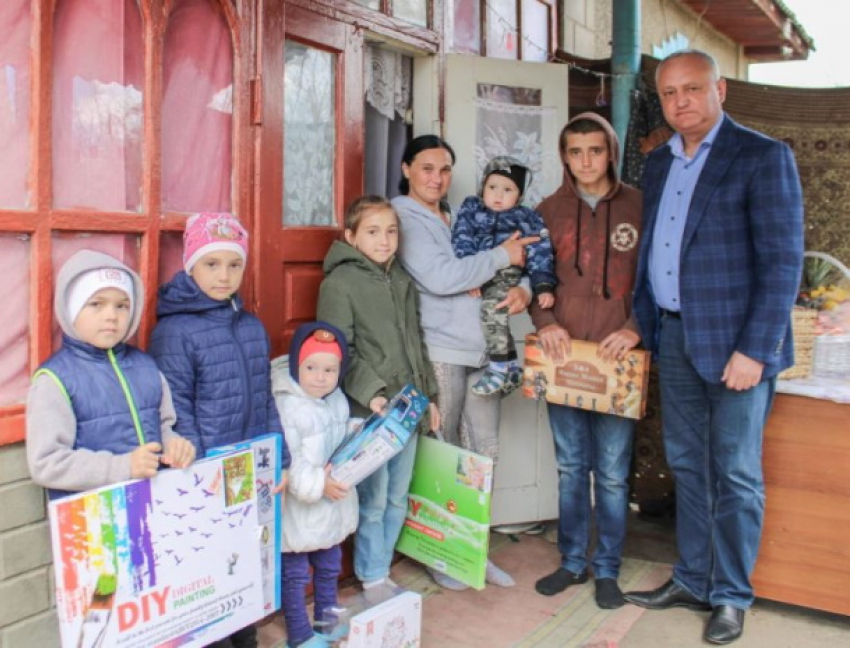 Экс-президент Молдовы помог семье с 6 детьми