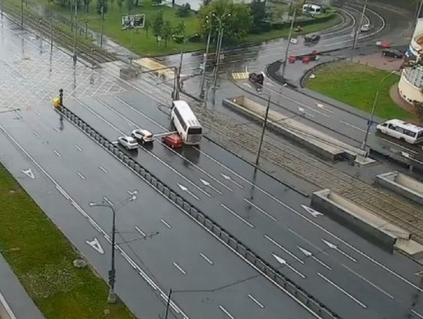 Молдавский водитель стал причиной ДТП с туристическим автобусом в Москве - госпитализированы 18 человек