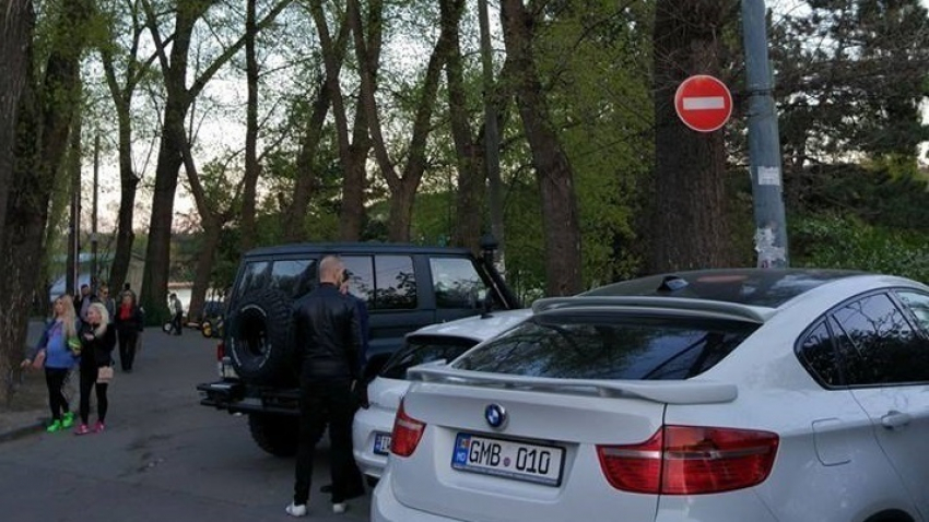 В парке «Валя Морилор» засняли маршрутку, проехавшую под знак «кирпич"