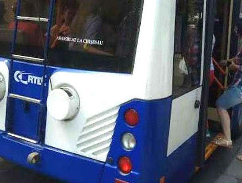 Парень выпал из столичного троллейбуса и сильно ударился, а беременная женщина «чудом спаслась»