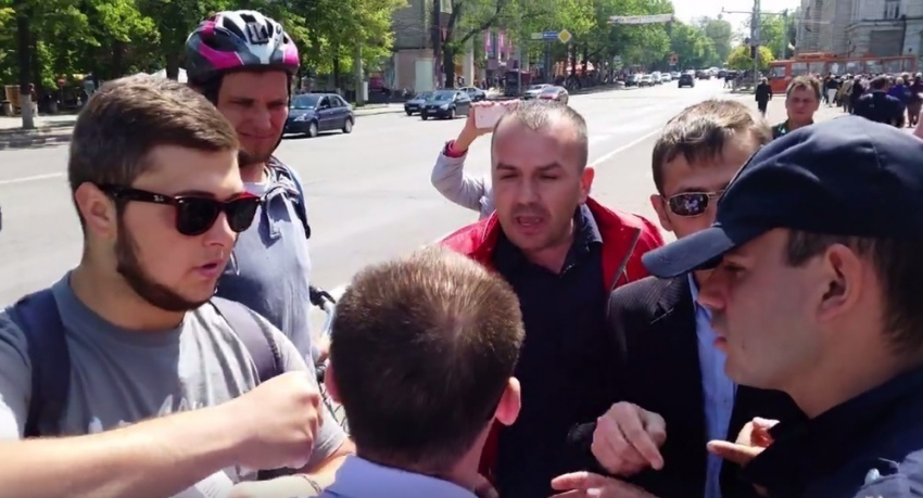 В центре Кишинева активисты DA устроили потасовку с журналистами