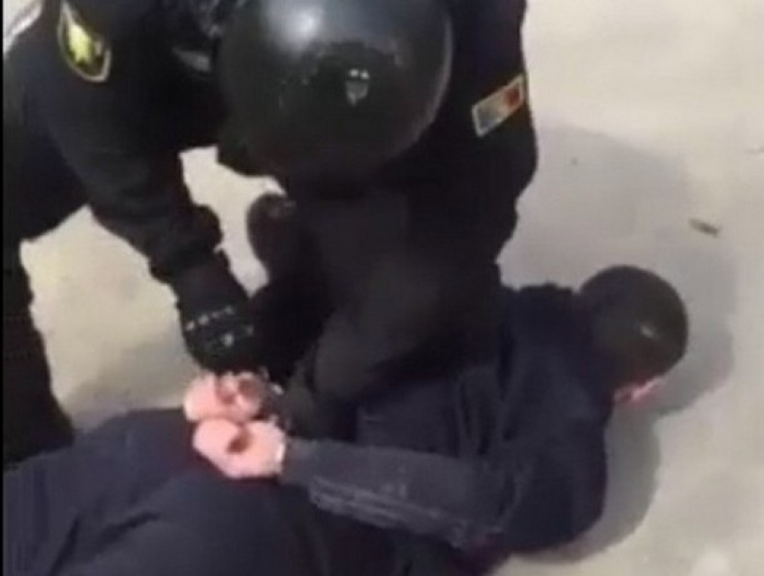 Молниеносное задержание наводчицы и двух дерзких грабителей в Кишиневе попало на видео 