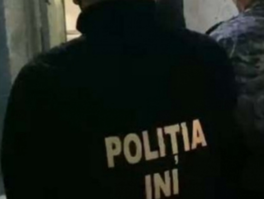 Заключенный шантажировал женщину интимными фото из тюрьмы - помогала сообщница