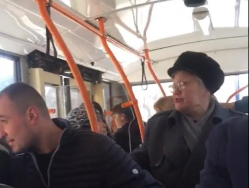 Скандал в столичном троллейбусе: мужчина не захотел уступать место пожилой женщине и был оскорблен