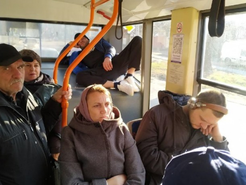 Фотофакт: мужчина разлегся в троллейбусе, как у себя дома