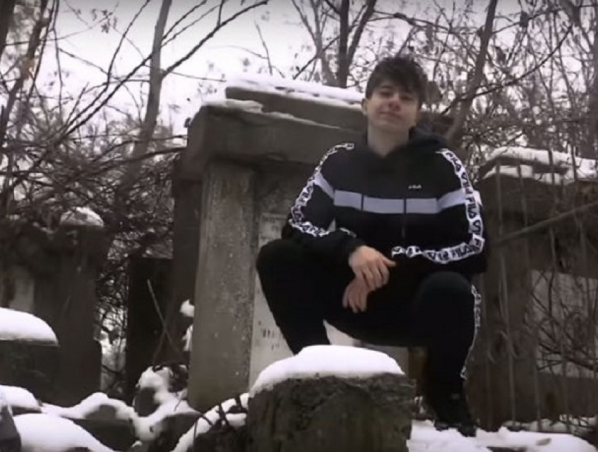 В Кишиневе рэпер устроил пляски с матом на могилах на кладбище (Видео 18+)