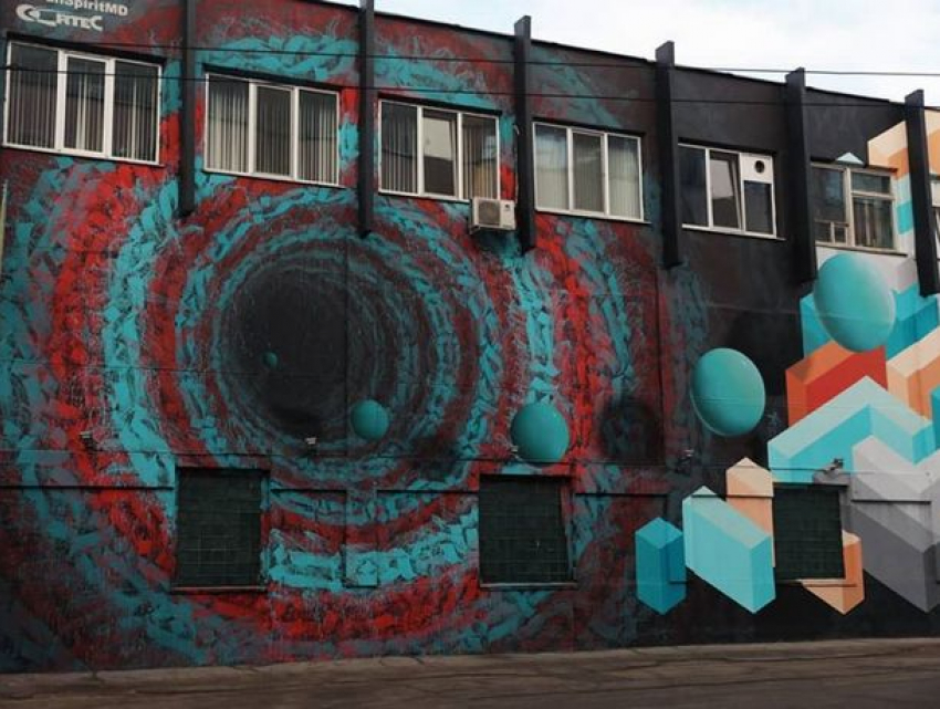 Стену троллейбусного парка на Буюканах украсило граффити от Инны Желясковой