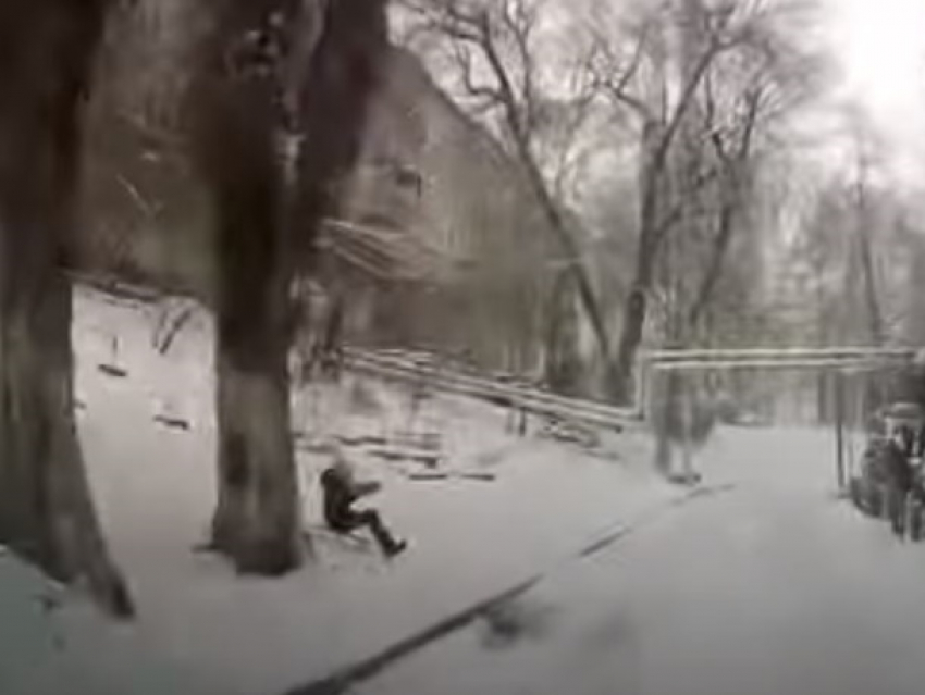 Автомобиль едва не сбил девочку на санках прямо во дворе жилого дома