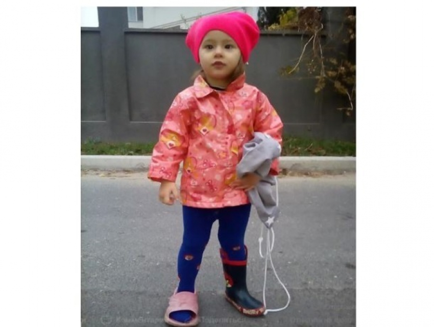 В Кишиневе на Рышкановке обнаружили странно обутую маленькую девочку без присмотра