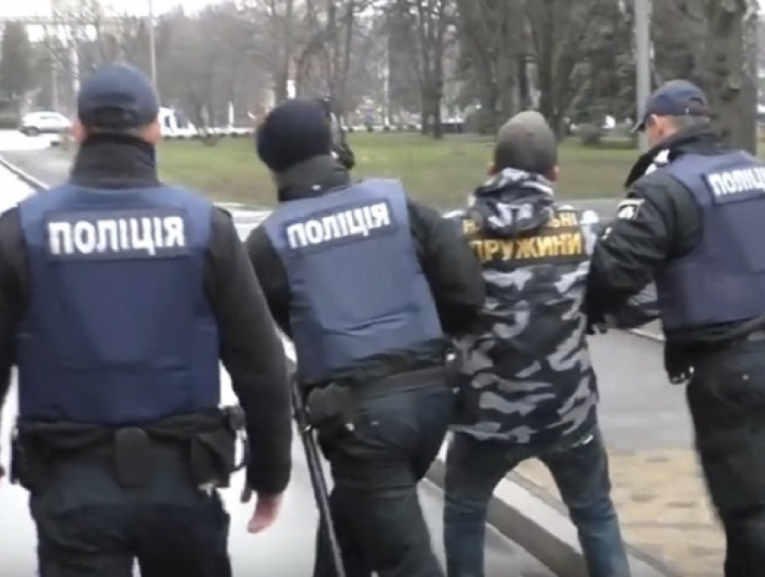 Массовая драка между украинскими националистами и полицией попала на видео