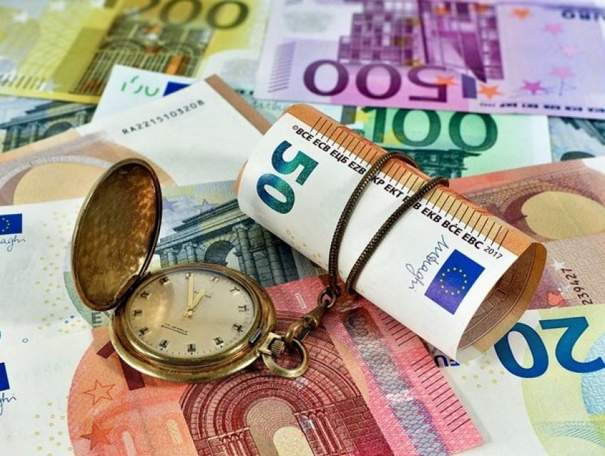 Евро растет, доллар отступает: курсы валют на четверг 