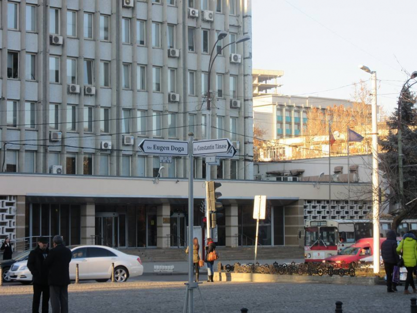 Примэрия Кишинева установила таблички с названиями улиц, переименованных в честь Доги и Тэнасе 