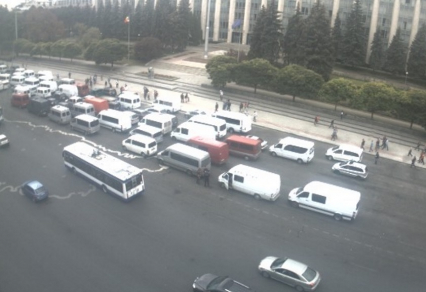 На ПВНС в знак протеста припарковали десятки микроавтобусов