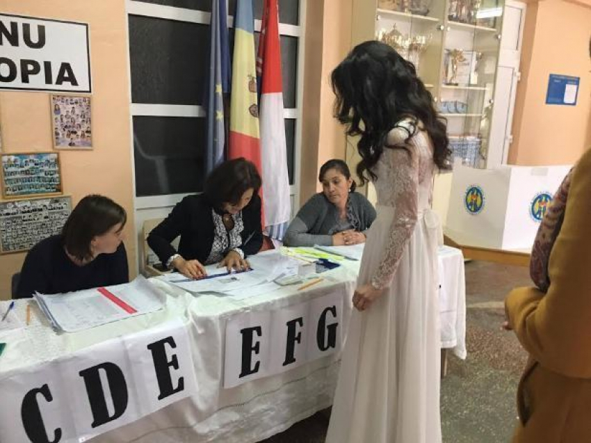 В Кишиневе пара пришла голосовать в свадебных нарядах
