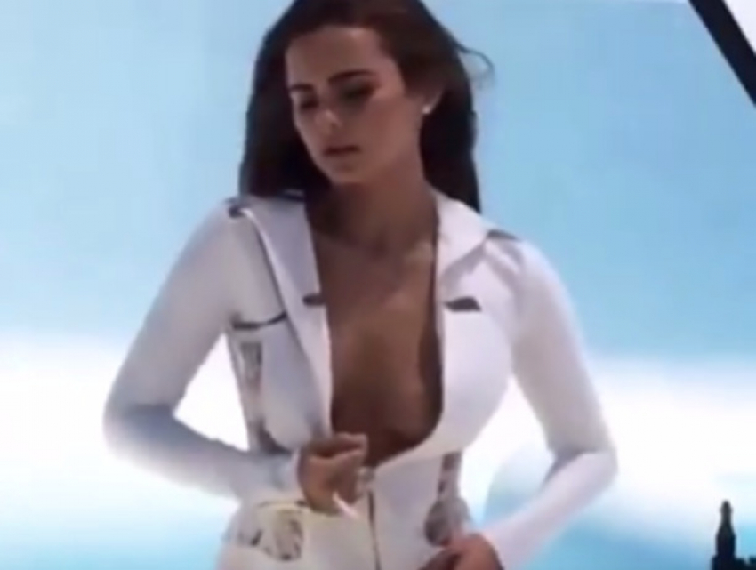 Осторожно, горячо: видео с обнаженной грудью Ксении Дели «взорвало» Instagram