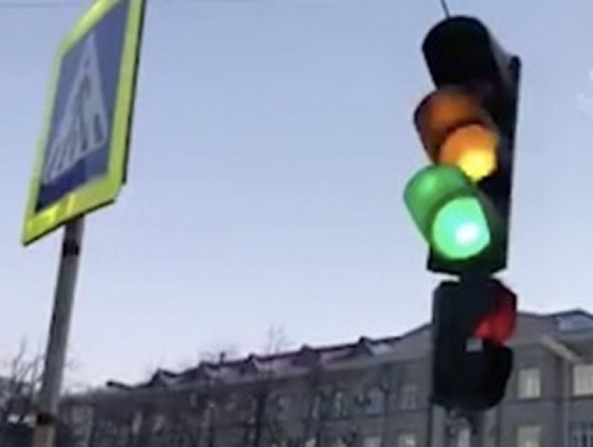 «Взбесившийся» светофор спровоцировал пробку на одной из центральных улиц Кишинева 