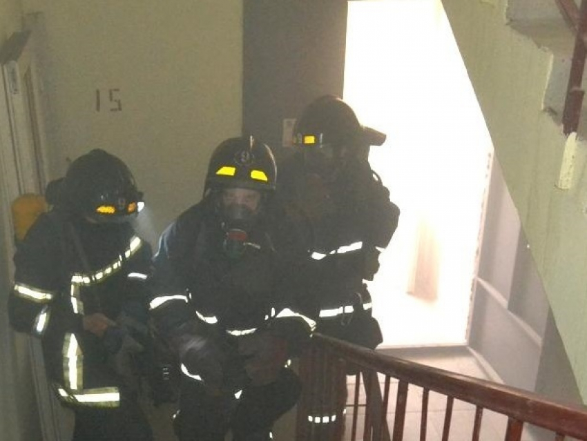 Жители элитного дома в Одессе отравились дымом от горящего в паркинге дорогого внедорожника