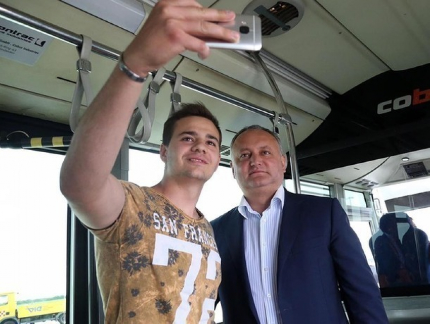 Удивленные пассажиры эконом-класса рейса в Будапешт сделали селфи с Игорем Додоном