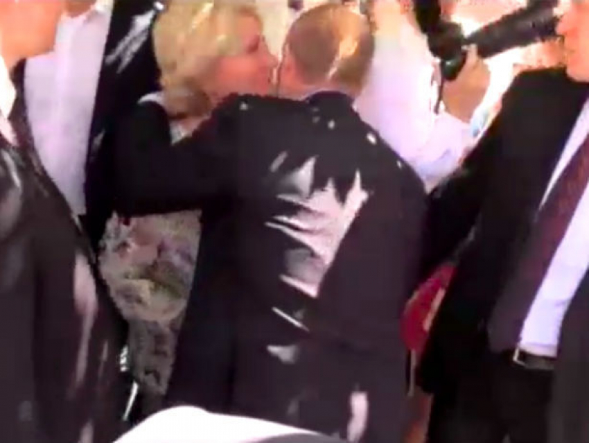 Блондинка поцеловала Путина на Арбате и попала на видео