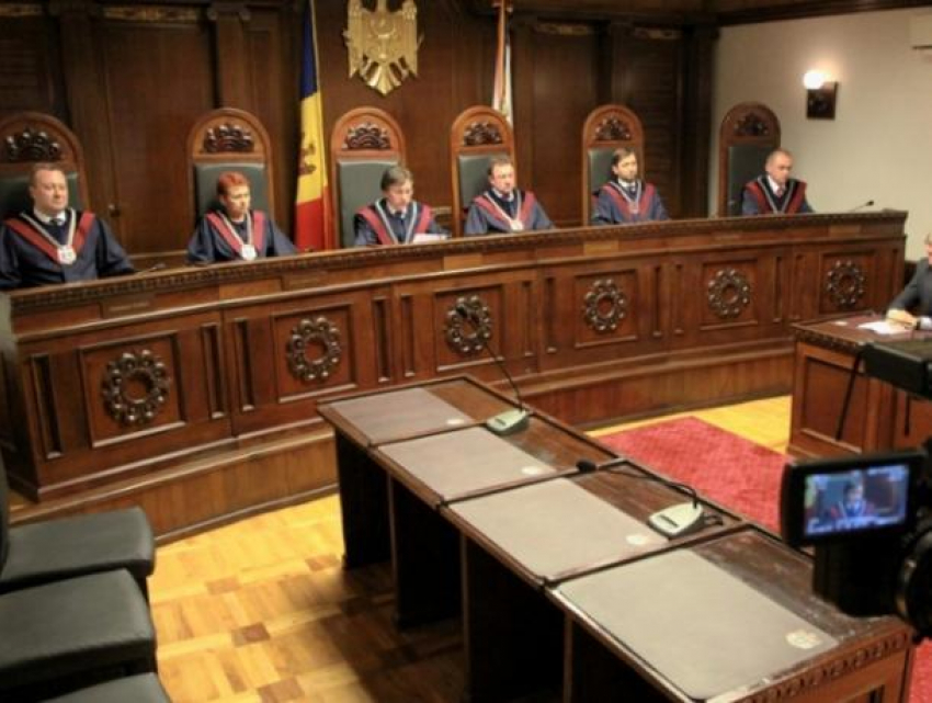 Добровольная отставка: судей Конституционного суда просят уважать решение народа