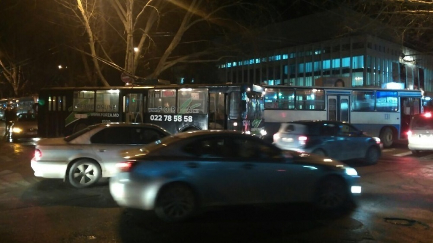 В столице произошло ДТП с участием троллейбуса и автобуса 